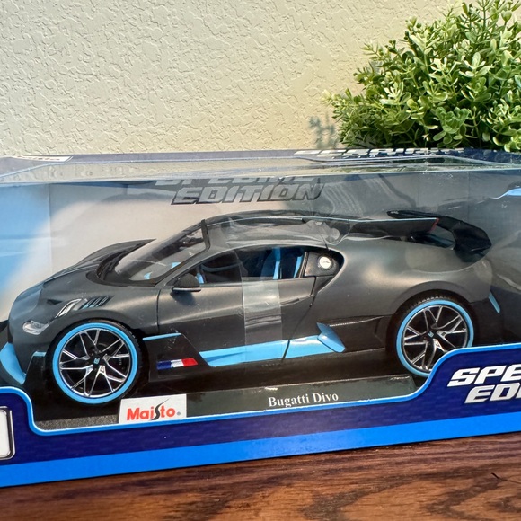 Maisto Diecast 1:18 Bugatti Divo Black Blue - Picture 2 of 6